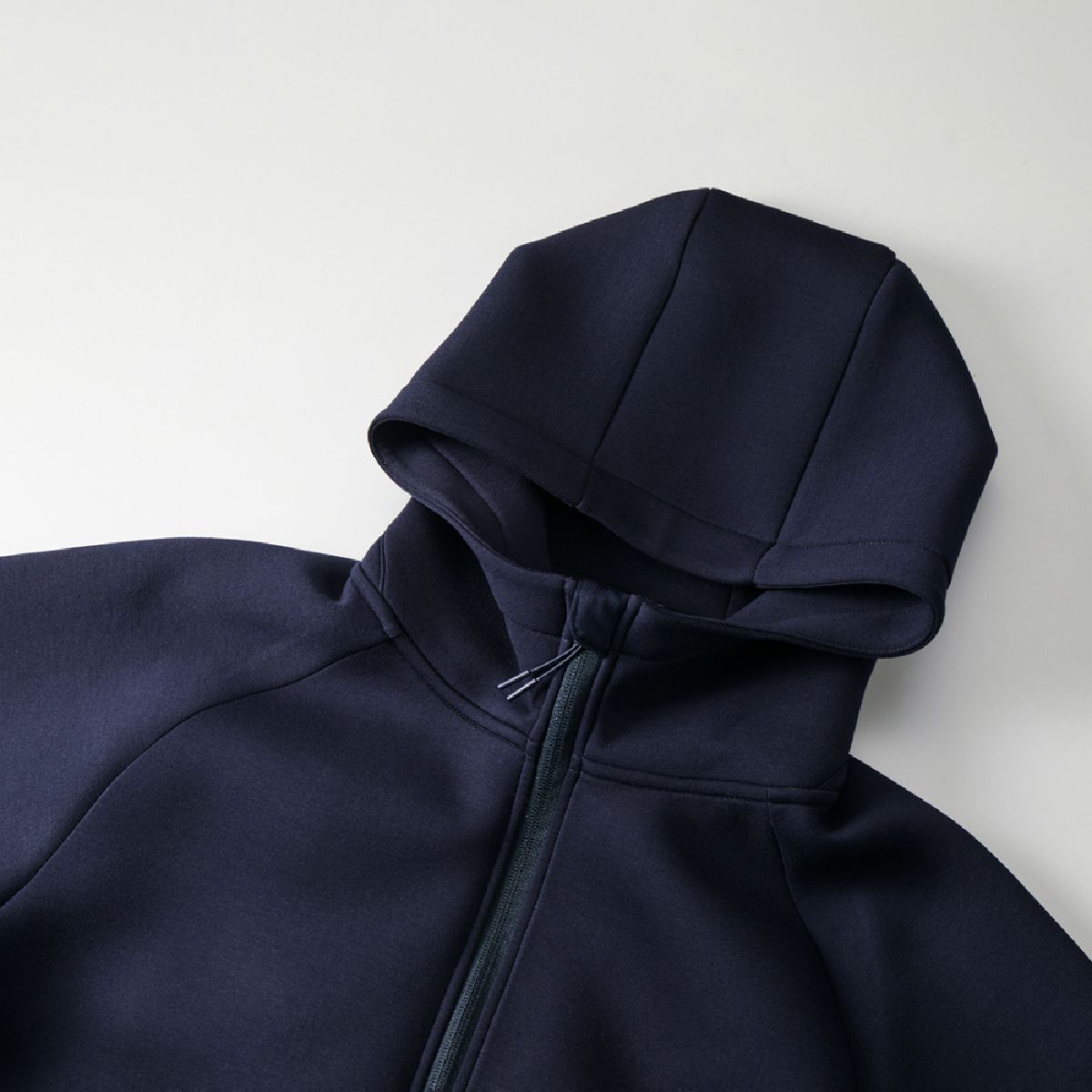 The collar is high neck design that prevents wind from entering