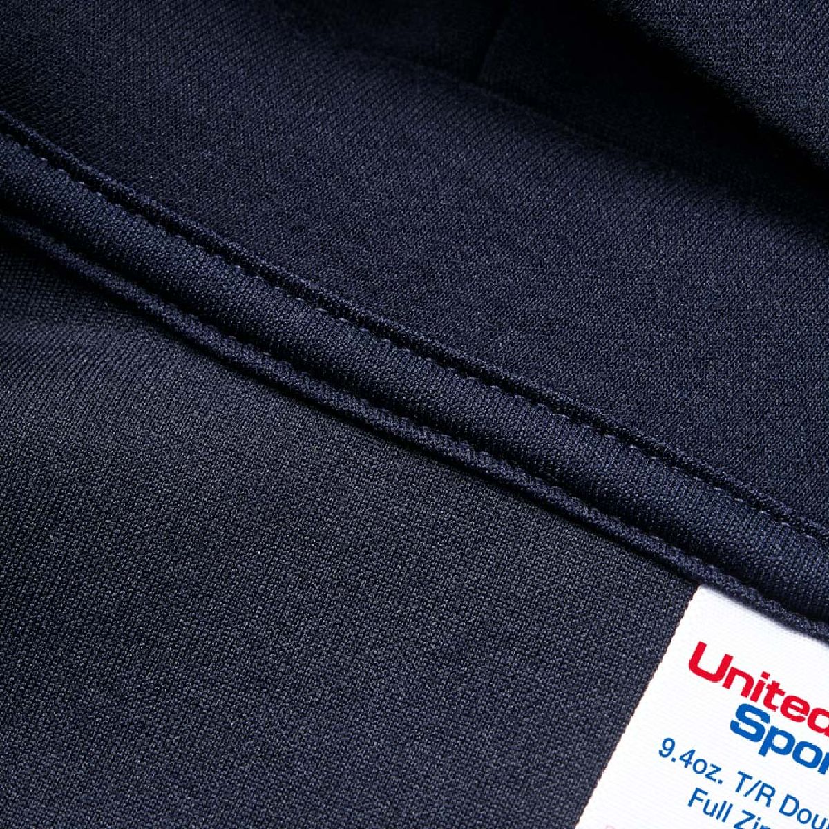 The seam allowance at the neck comes with collar tape that does not touch the skin