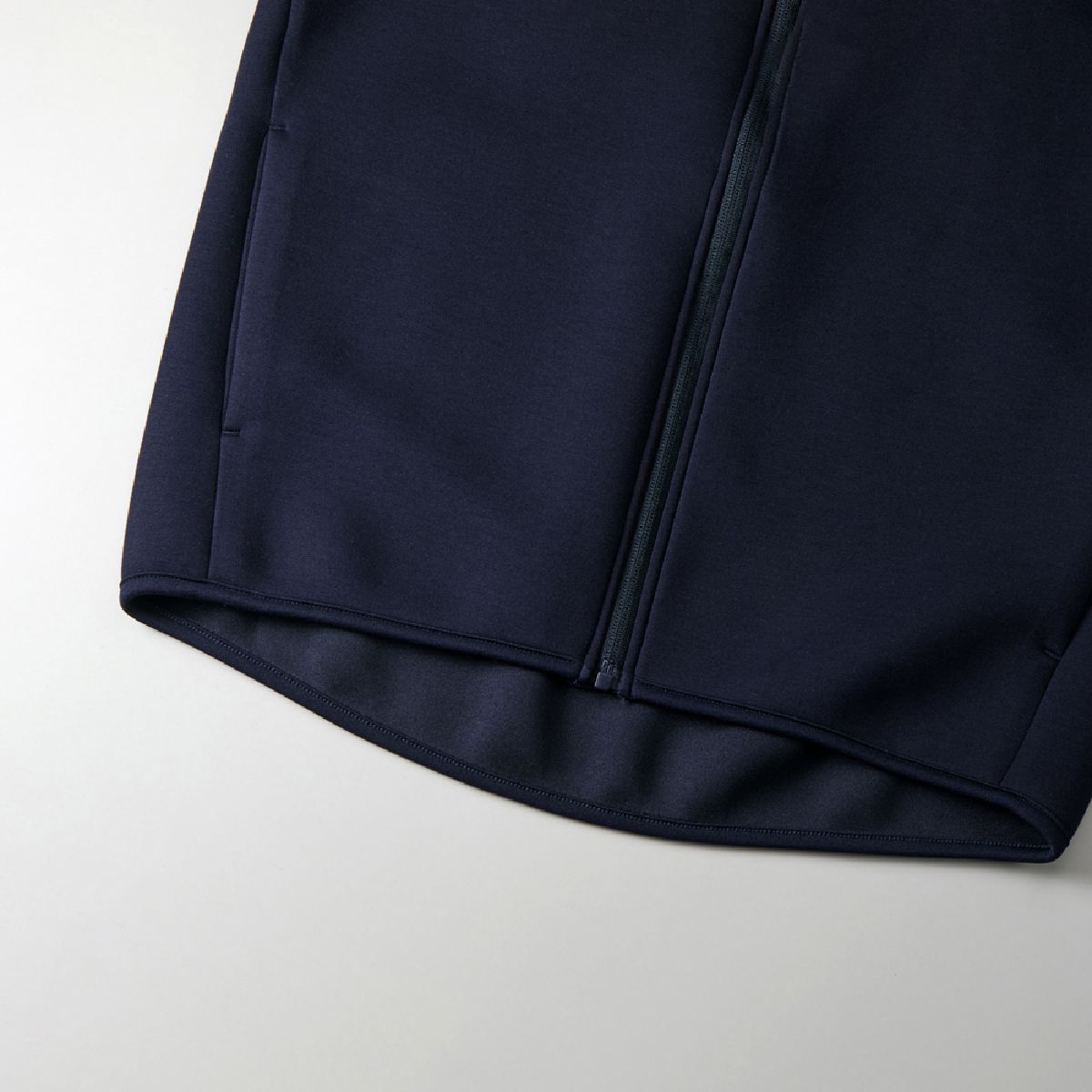 The hem is piping and the back is gentle round tail.