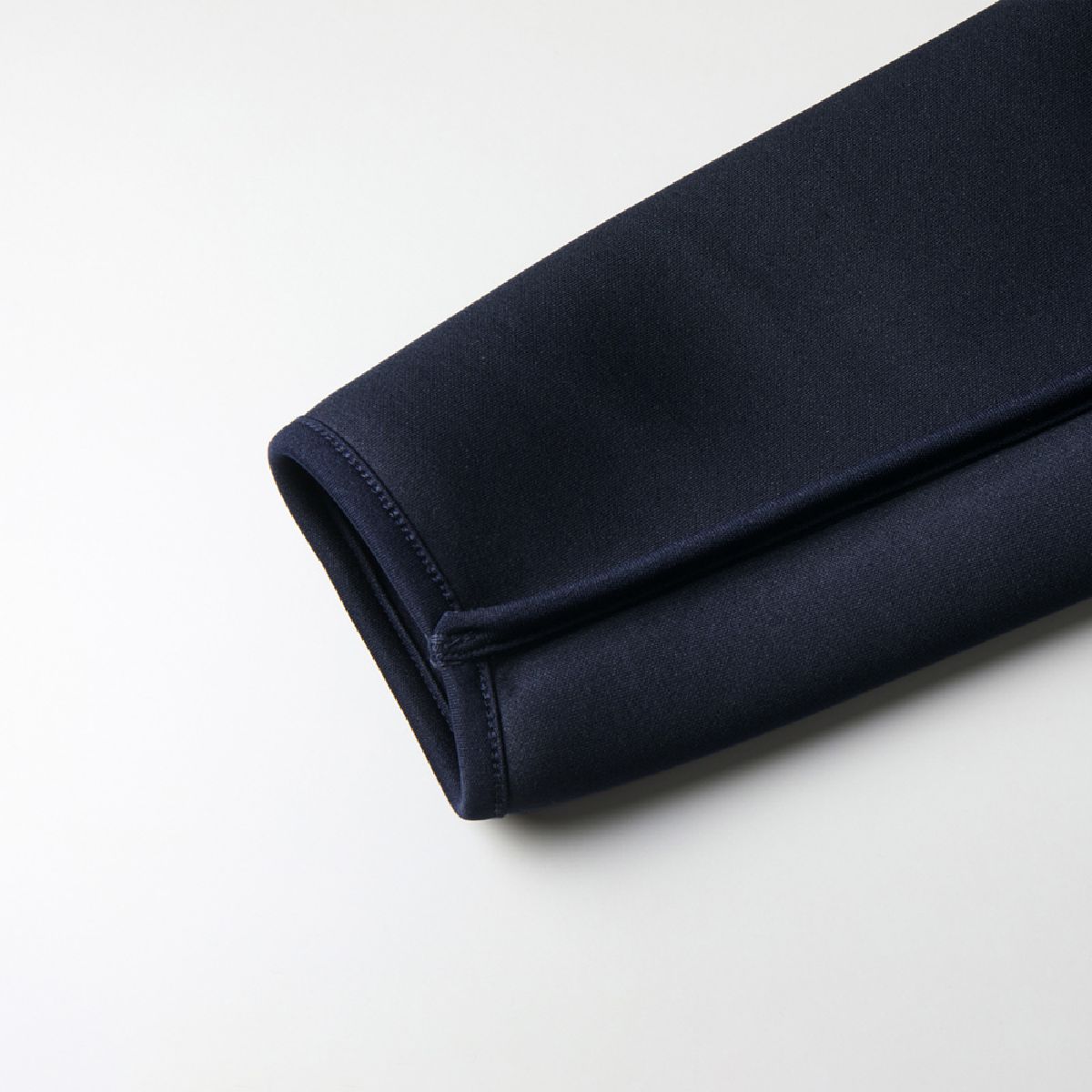 The seam allowance under the sleeves is piping so that it does not touch the skin.