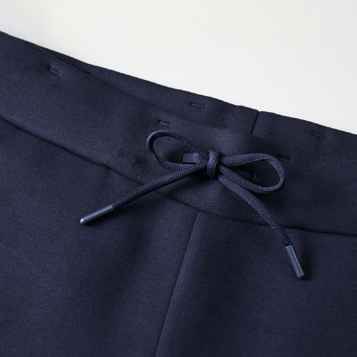 Waist with adjustable string (outside)