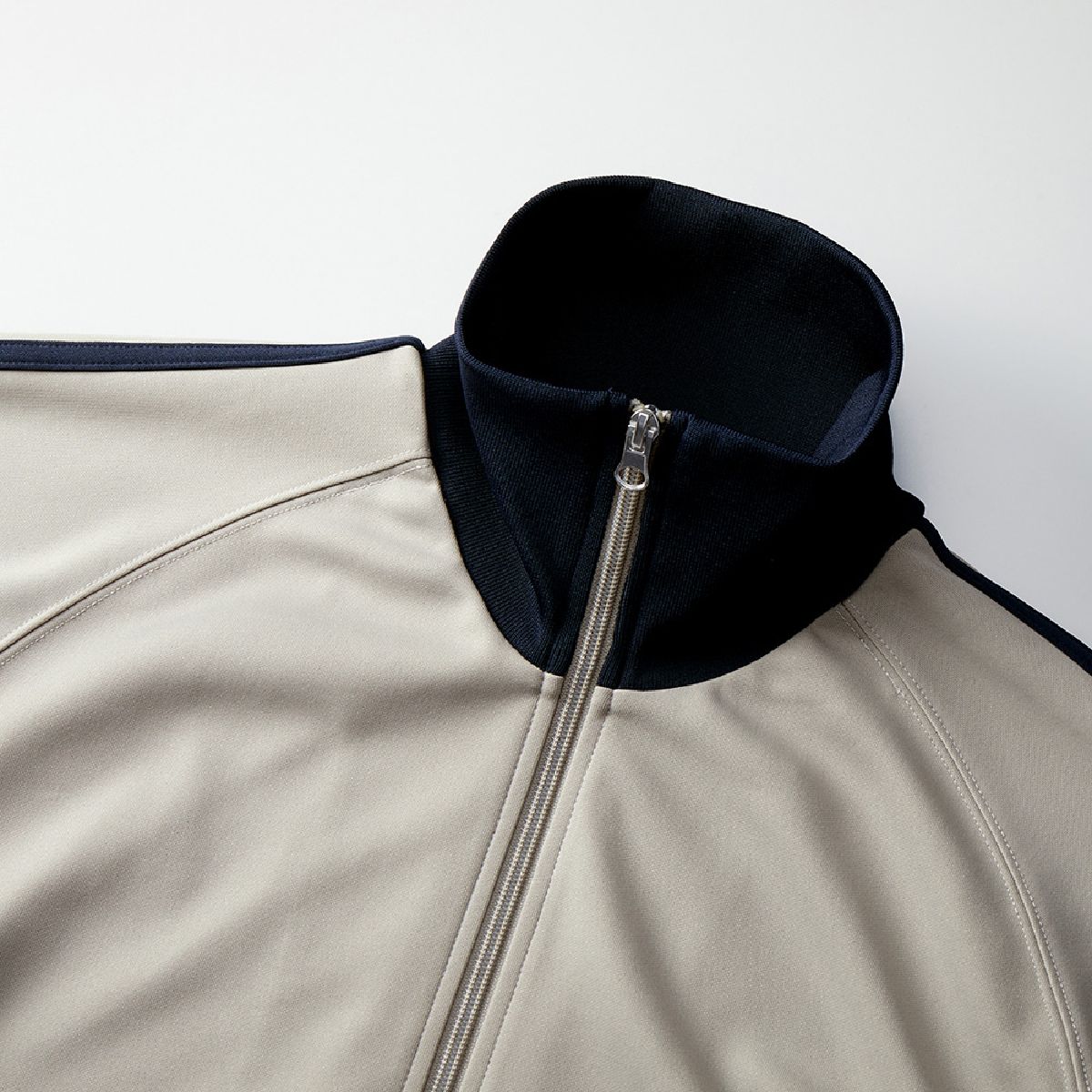 The collar is a stand color rib specification