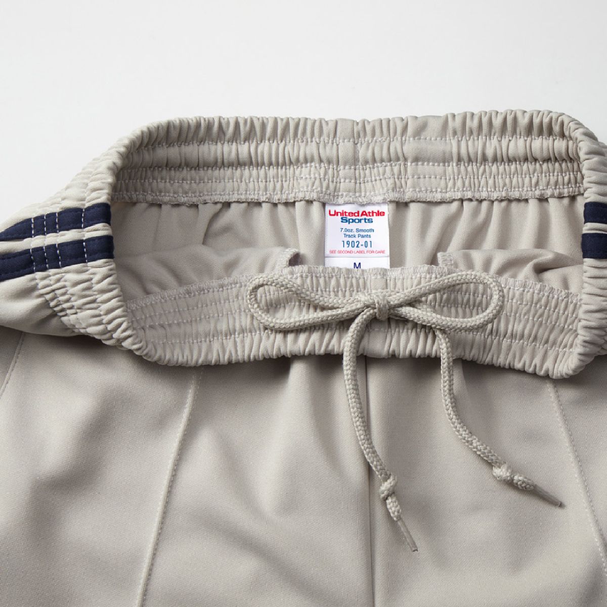 The waist has a adjustable round strap (inside)