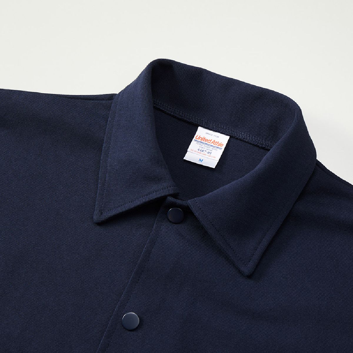 The collar is flat color