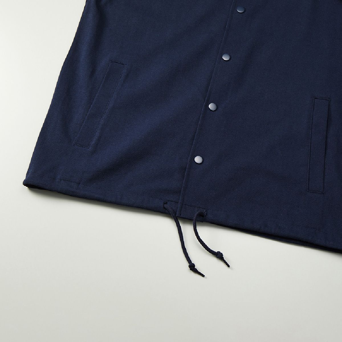 The hem mouth is a drawcord specification that can adjust the silhouette (round strap)