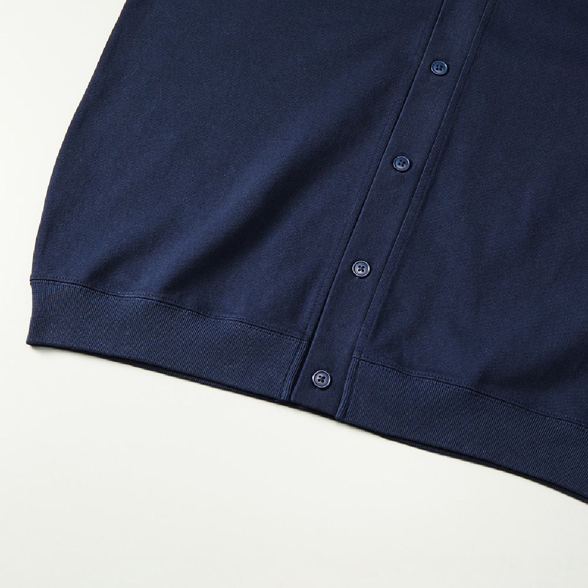 The hem mouth is a short rib specification, the seam line is a robust double stitch