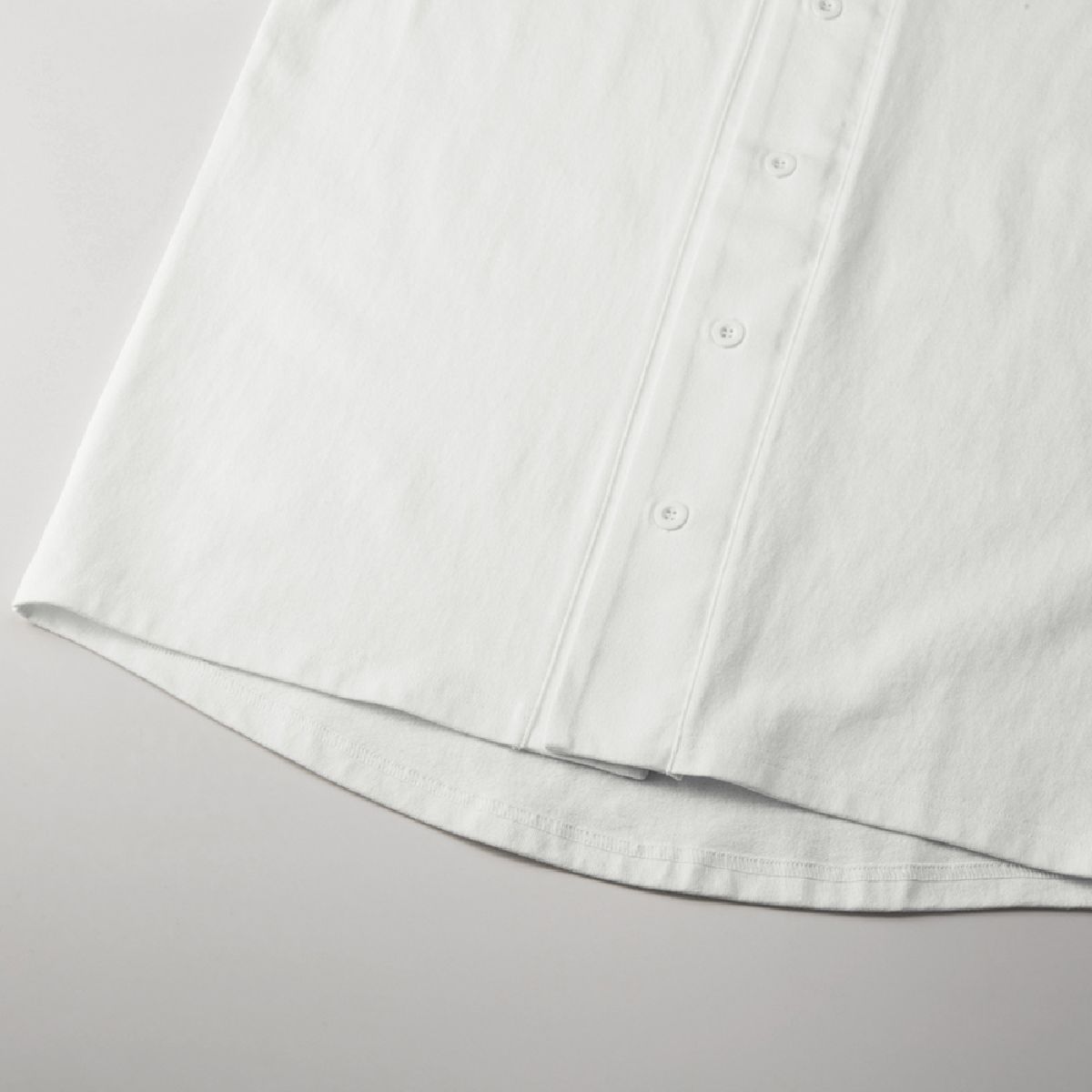 The hem is finished with two needles, and the back is made with a round tail.