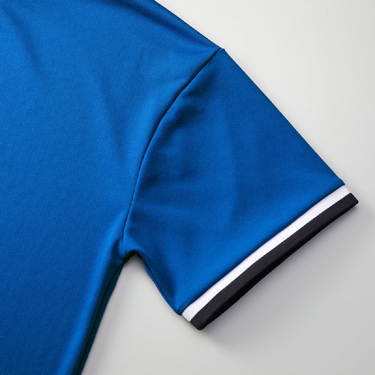 The cuffs are bi-coloured ribbed