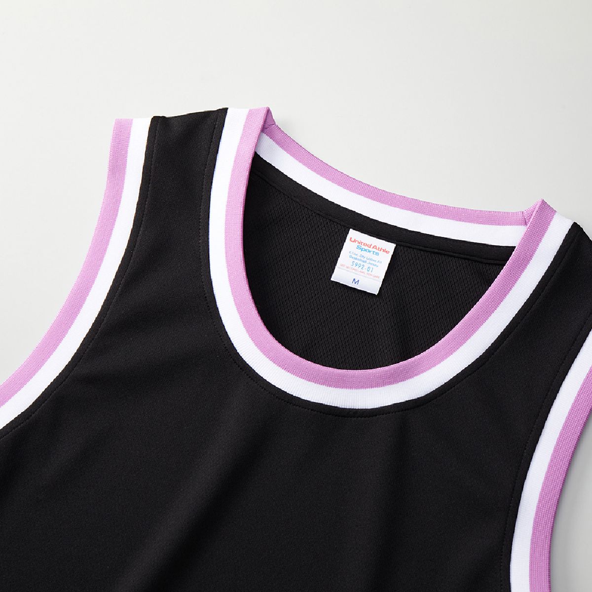 The neck is bicolor ribbed