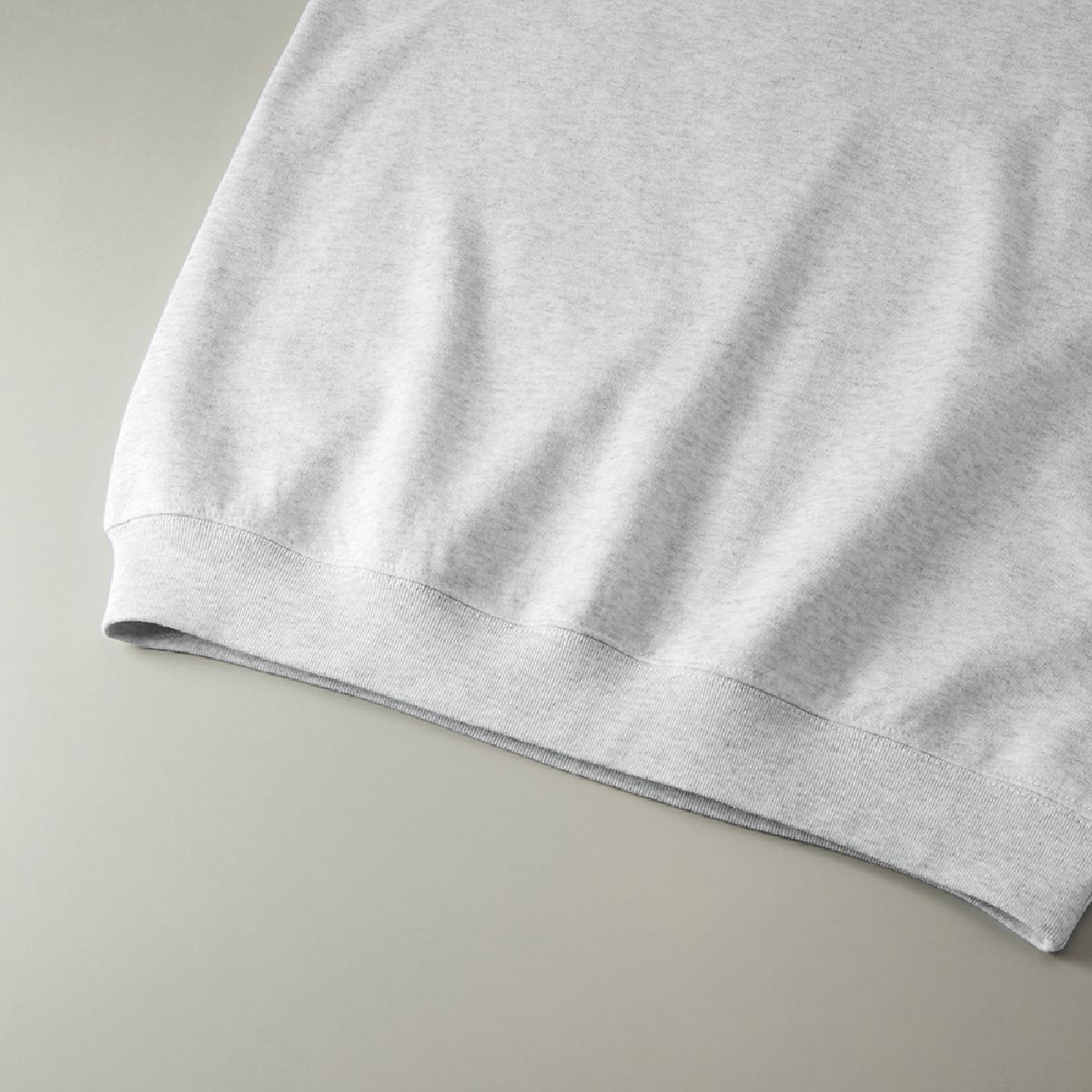 The hem mouth is rib -finished, the body and rib seam line is a robust double stitch finish