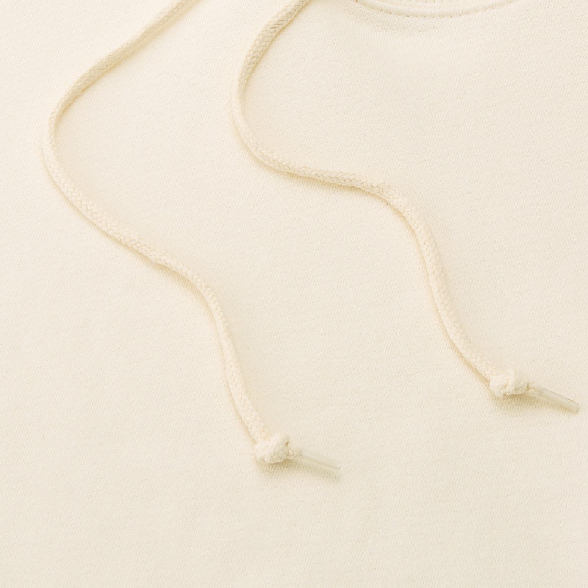 The thick hood string is the same color as the round string body, and the tip of the string is processed with cell tip