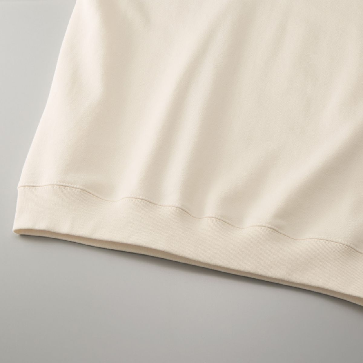 The ribbed hem and seam lines on the body are sturdy double stitched.