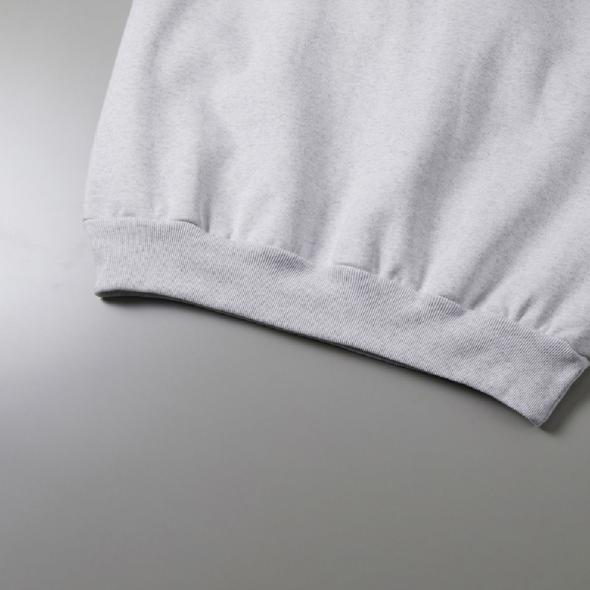 The hem mouth is rib specifications, the front is a minimal sewing specification with stitching