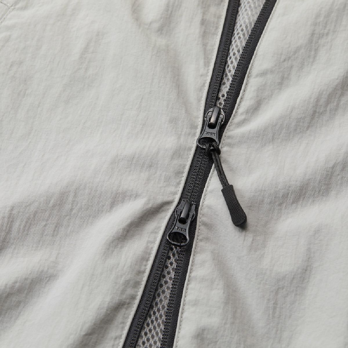 The color of the zipper tape is navy the same color, and the other colors are black