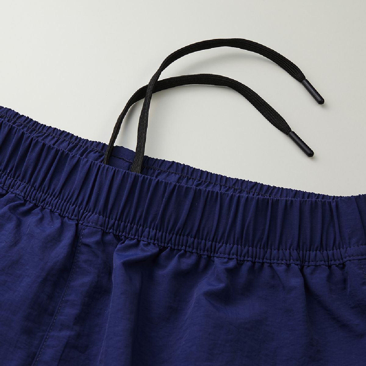 Adjustable flat drawstring at waist (inside)