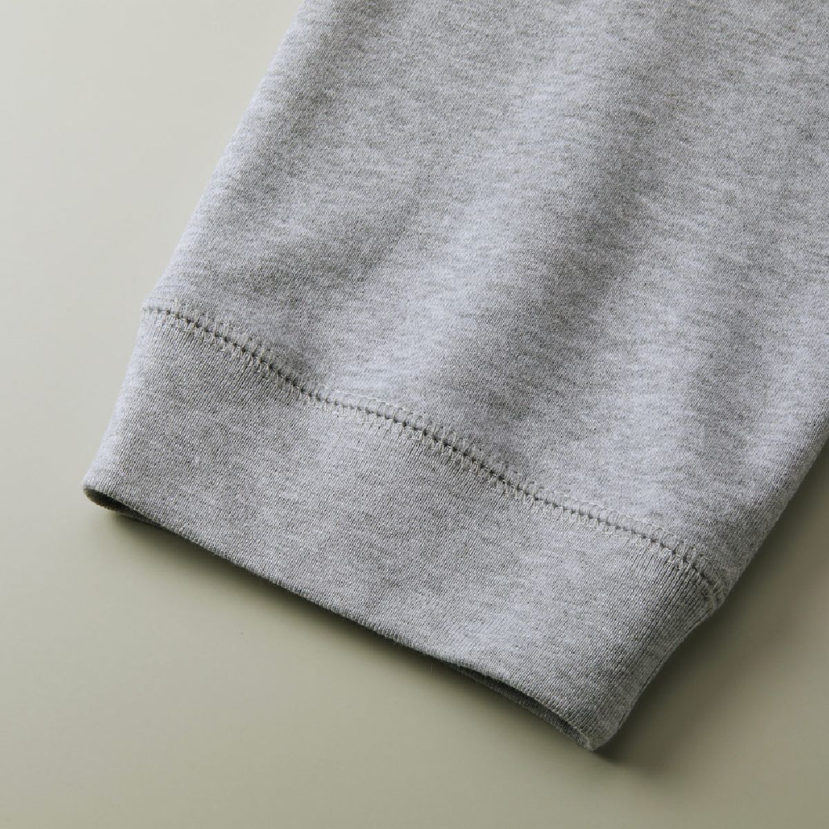 The hem mouth is rib specification, the seam line with the body is durable double stitch