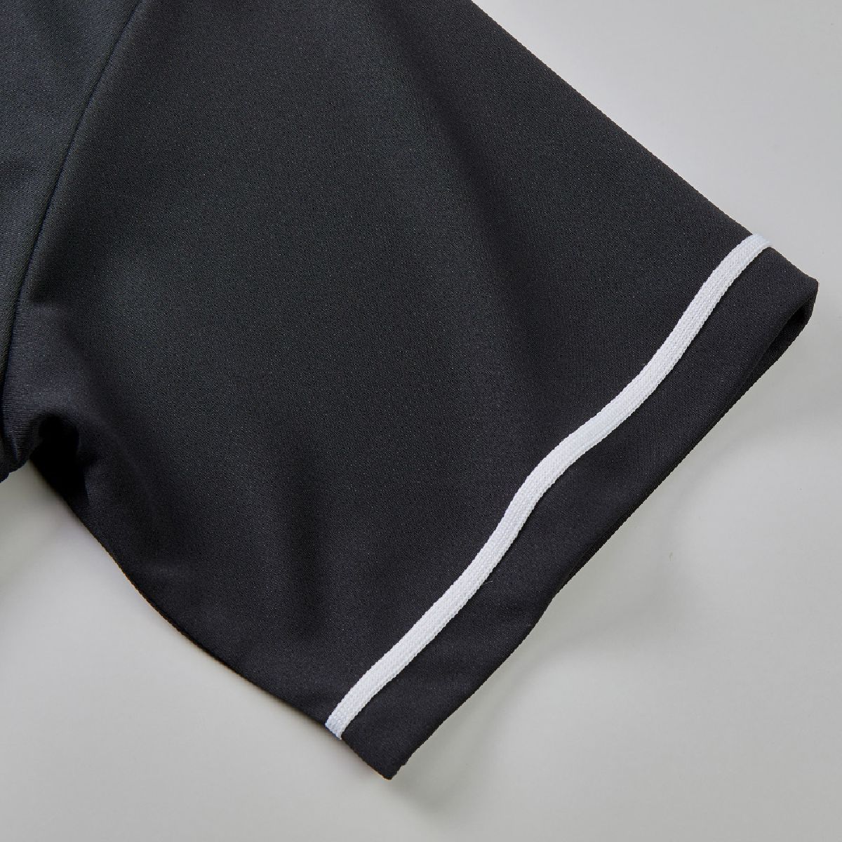 Tap the knit tape line with two needles to the cuffs