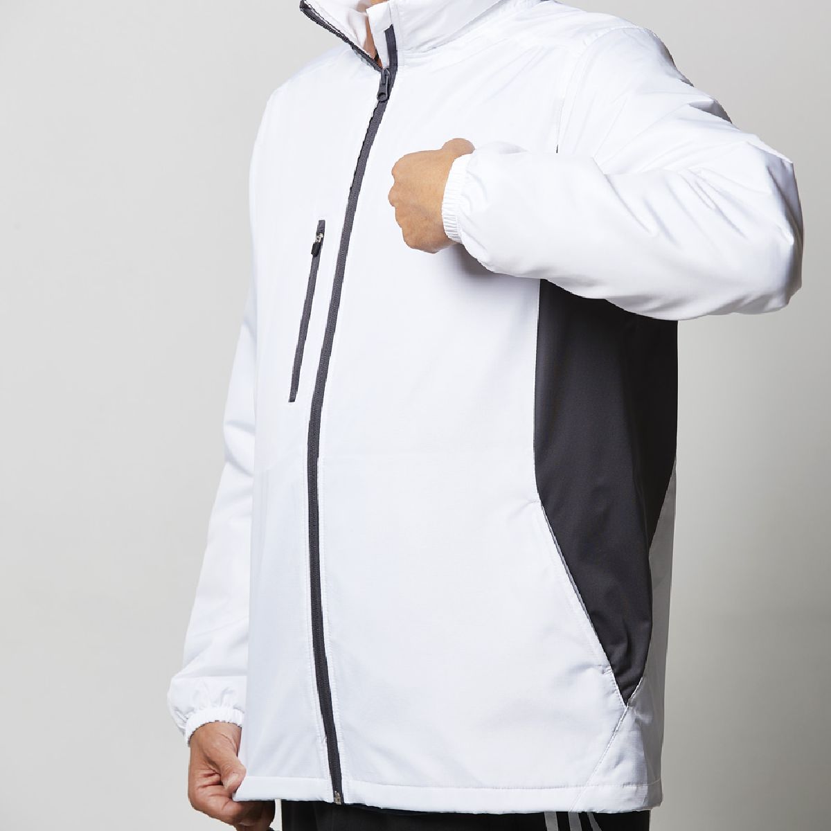 Adopts a stretch dough that does not hinder movement under the armpit