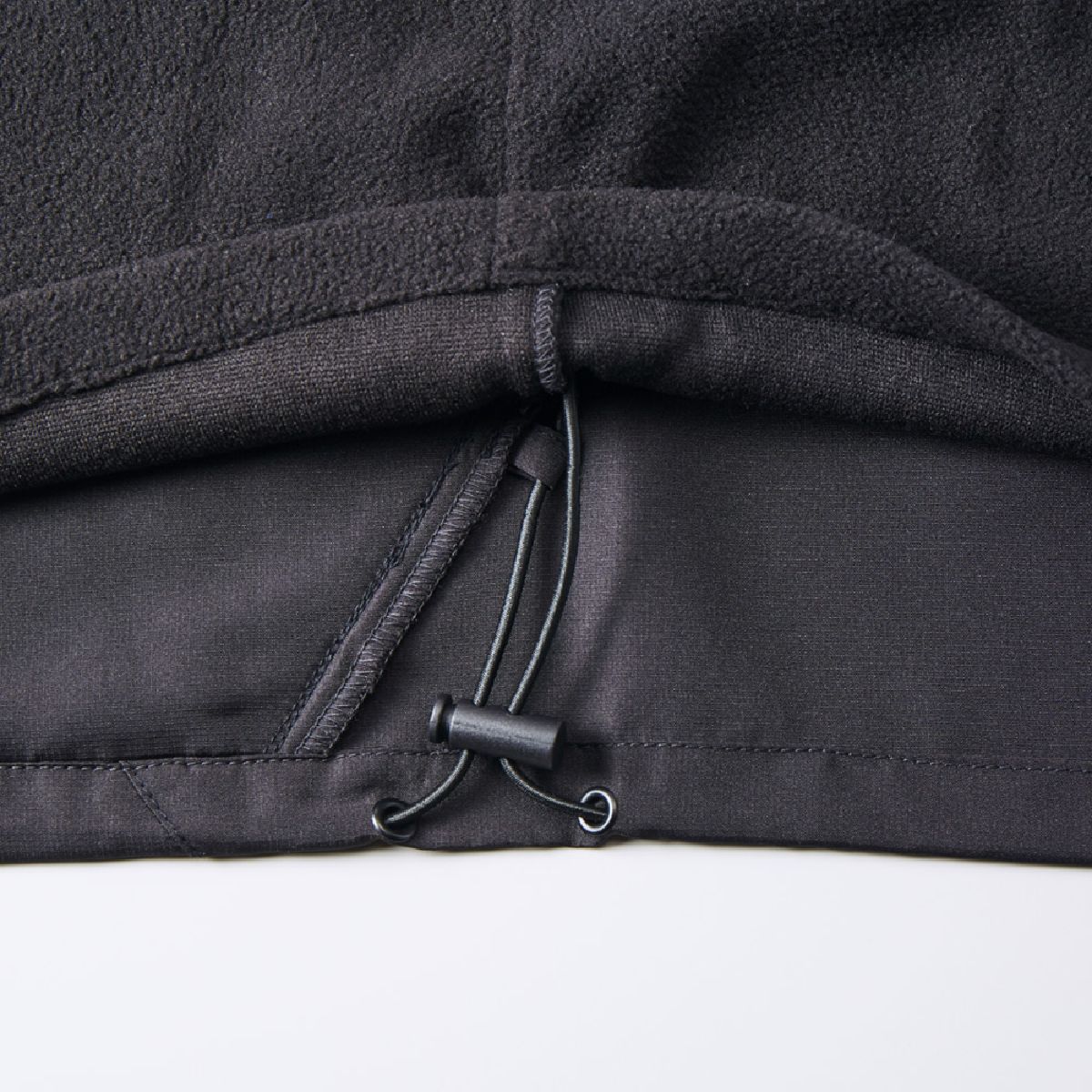 Stopper and drawcord specifications that can adjust the flutter of the wind on the hem, the liner fleece is hem flash, so it is ideal for printing.