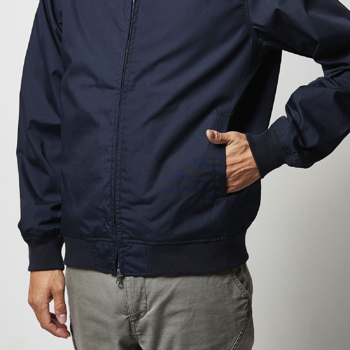 The pocket has a convenient single bead design.