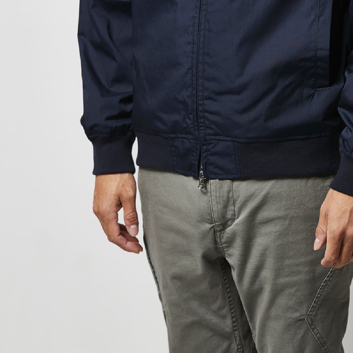 The front zipper has hidden teeth, YKK double slider, and the puller is DALH type.