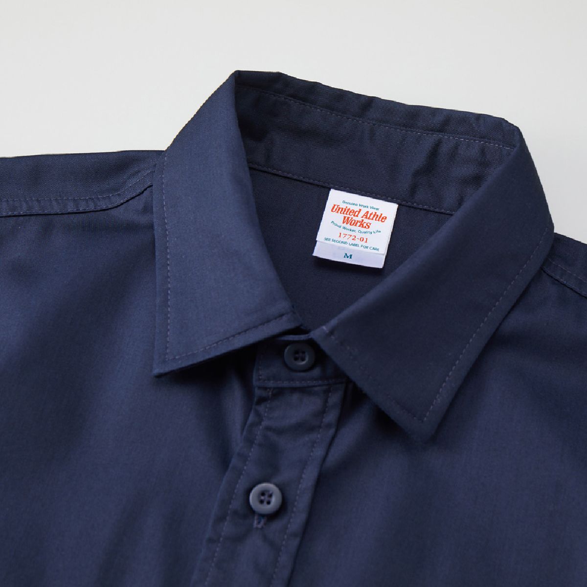 The collar is a regular collar.
