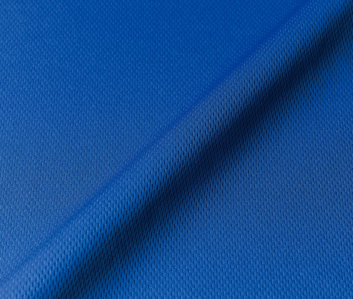 The reverse side has a mesh structure for a smooth, dry feel against the skin.