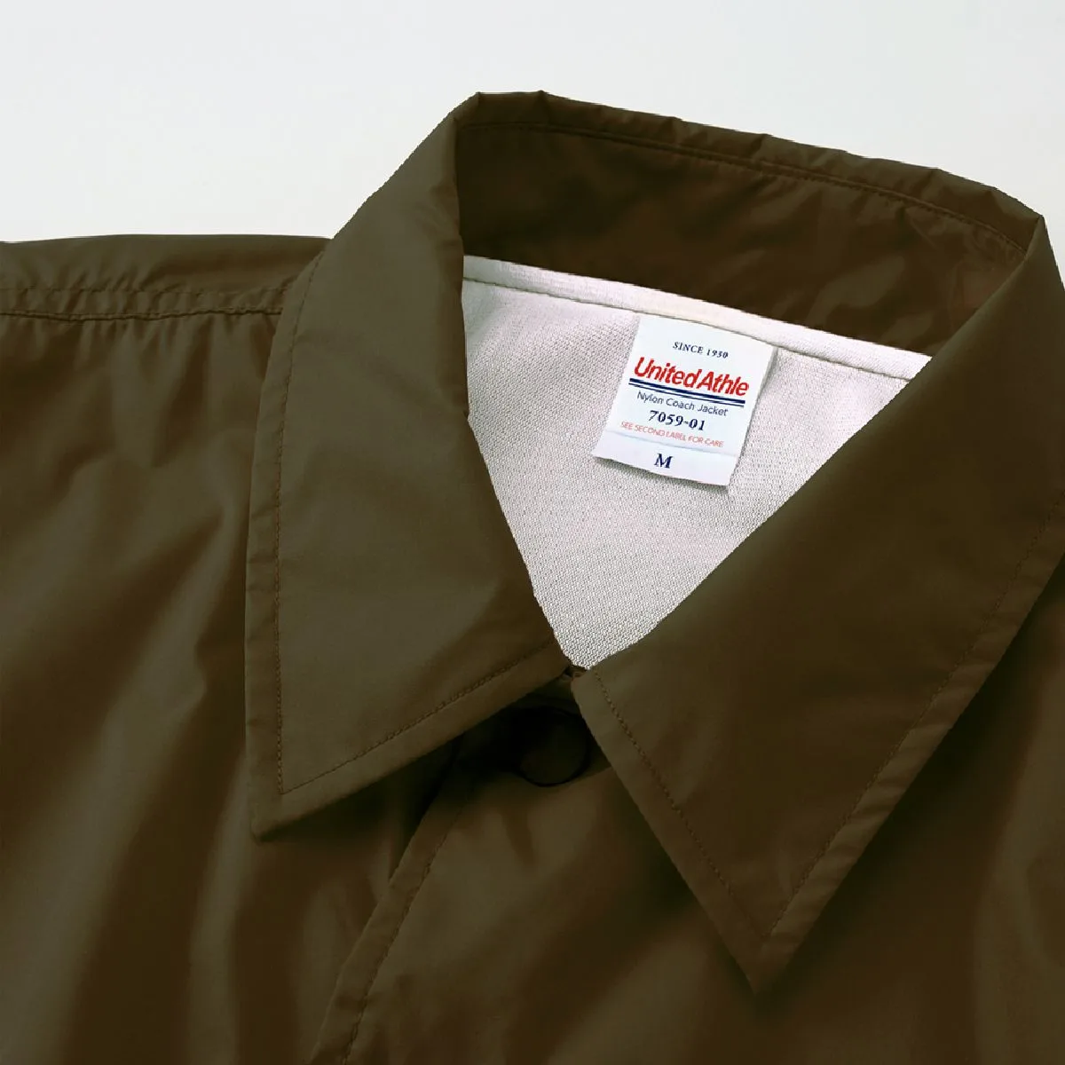 The collar is a stand-up collar design that creates a three-dimensional and beautiful line.