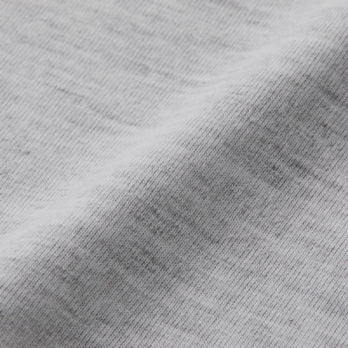 Cotton, polyester, and rayon blended with three types of yarns, and features a gentle and coarse heather feeling.