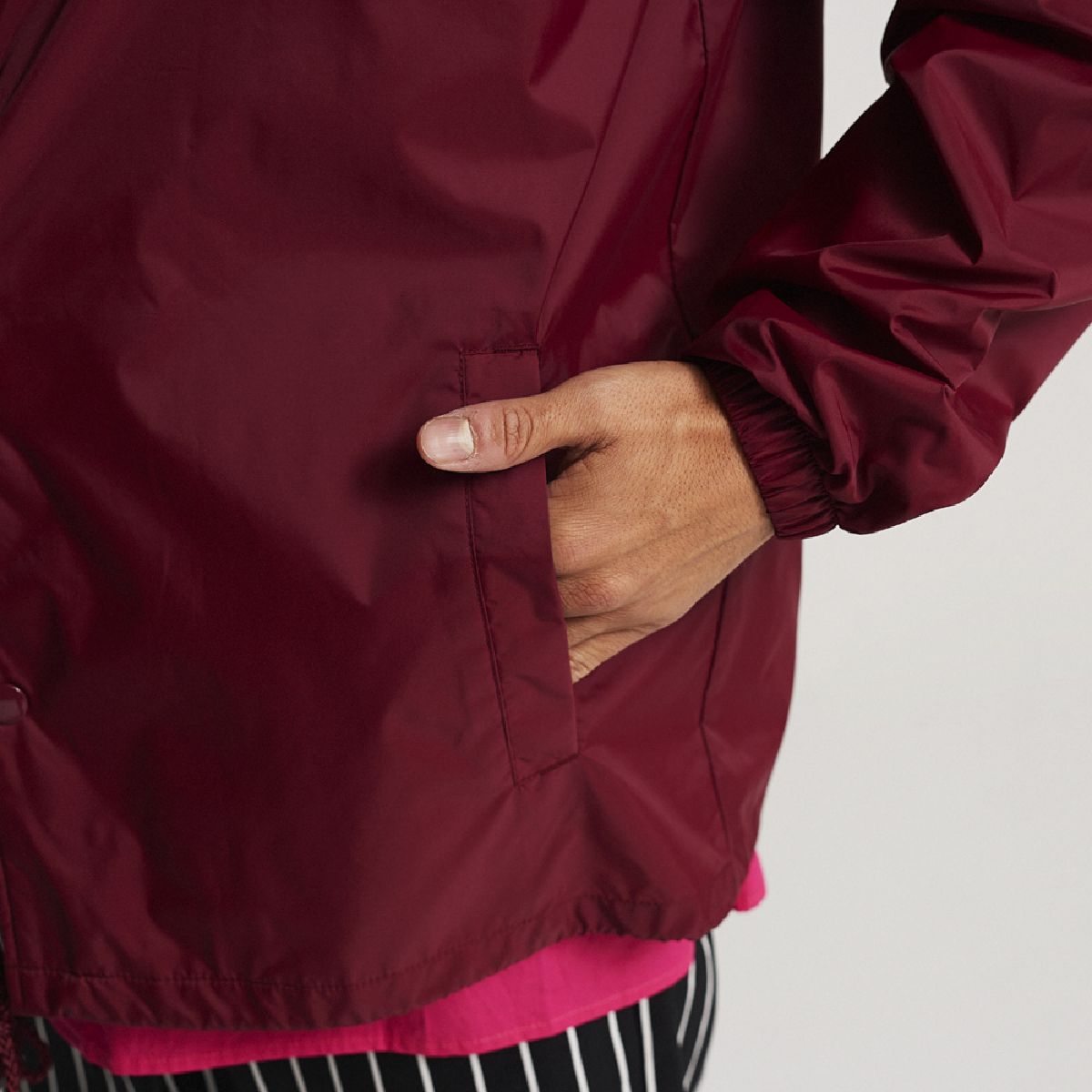 The pockets are convenient single-welt pockets, and the cuffs have shirring to prevent cold air from entering.