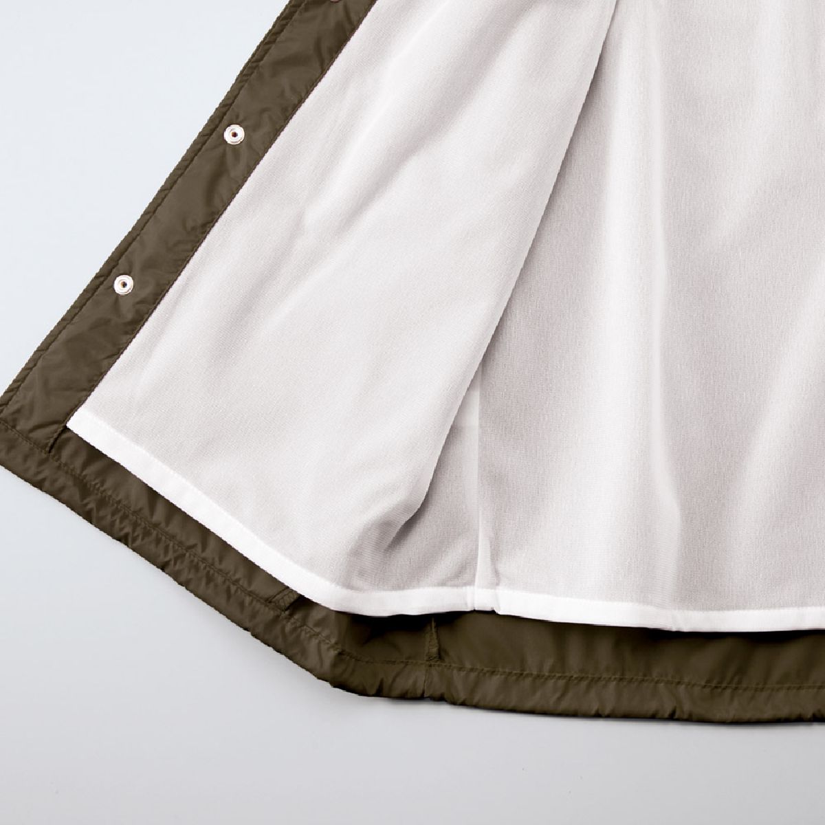 Features a brushed tricot lining and a hem with a flap design for easy printing.